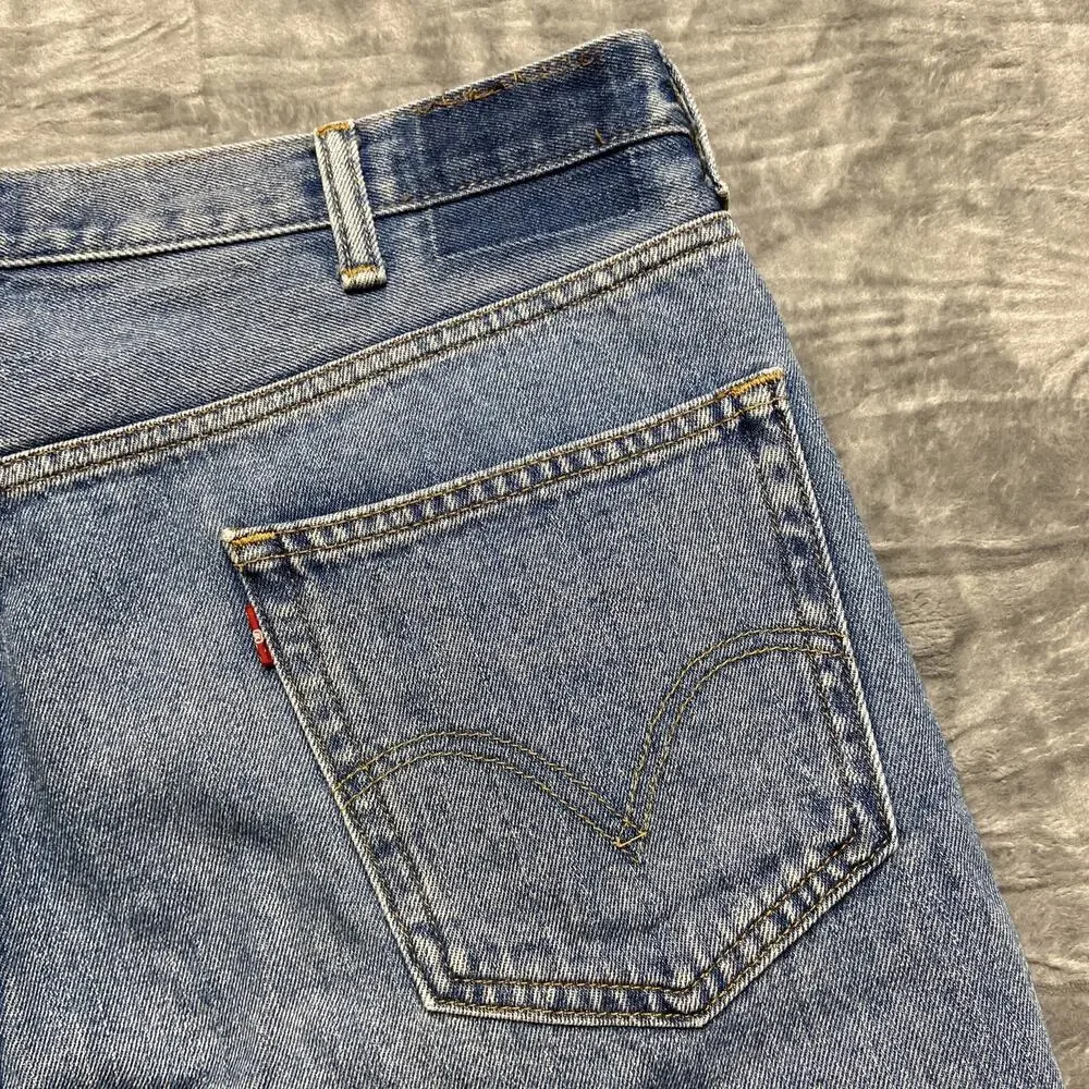 Vintage Levi's 550 Relaxed Fit Jeans Men's Size 38x30 Light‎ Blue Denim